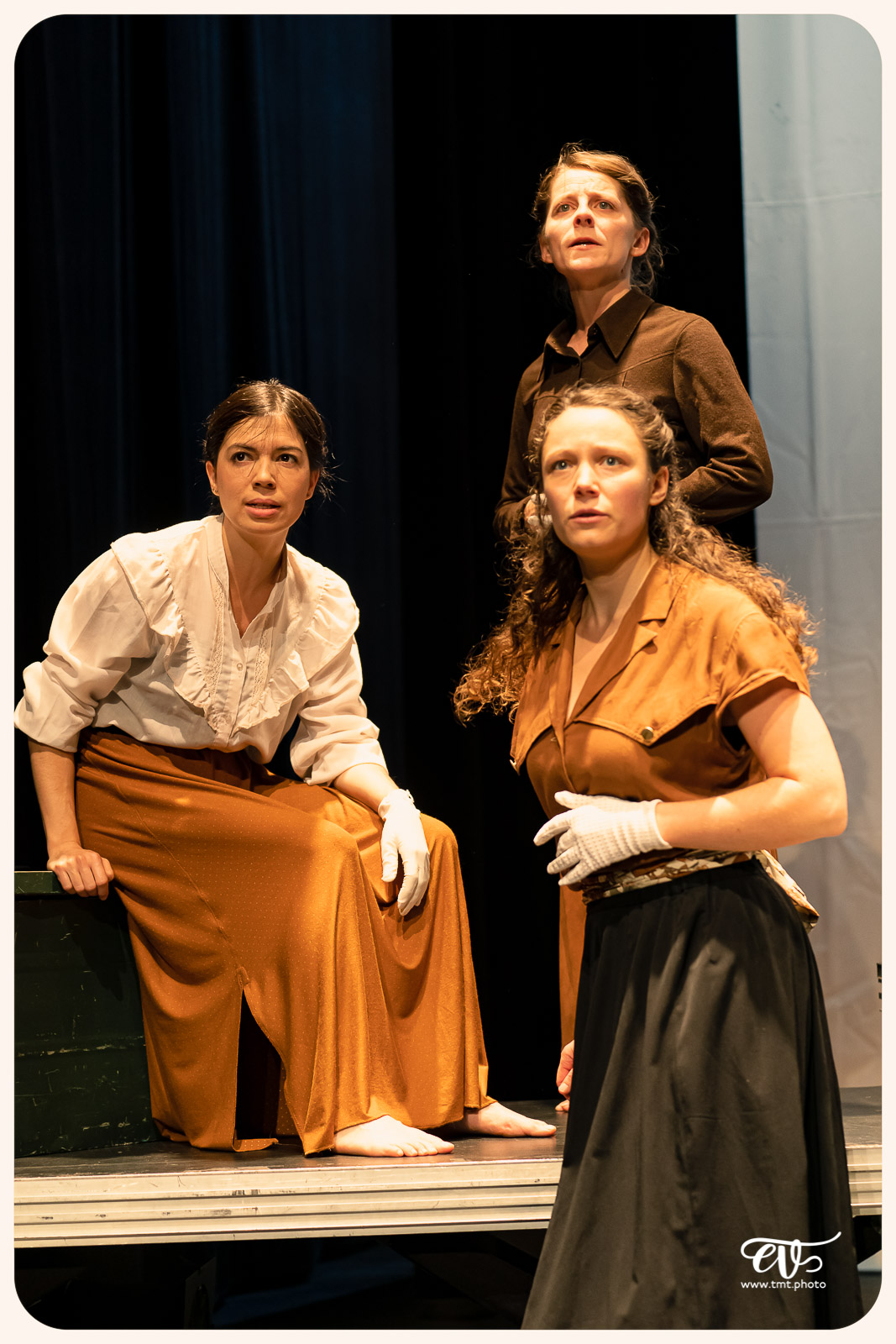 LA MESNIE H. - UN JOUR D'ÉTÉ